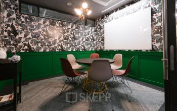 Modern eingerichteter Konferenzraum für wichtige Besprechungen